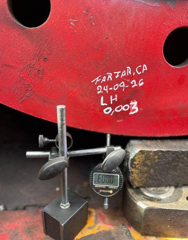 Bobina del malacate con la medida 0,003 escrita a mano y el comparador al lado