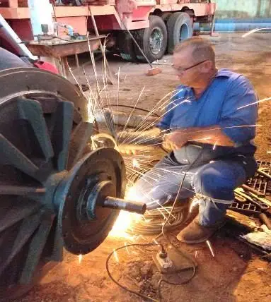 Puliendo el anclaje de los tambores