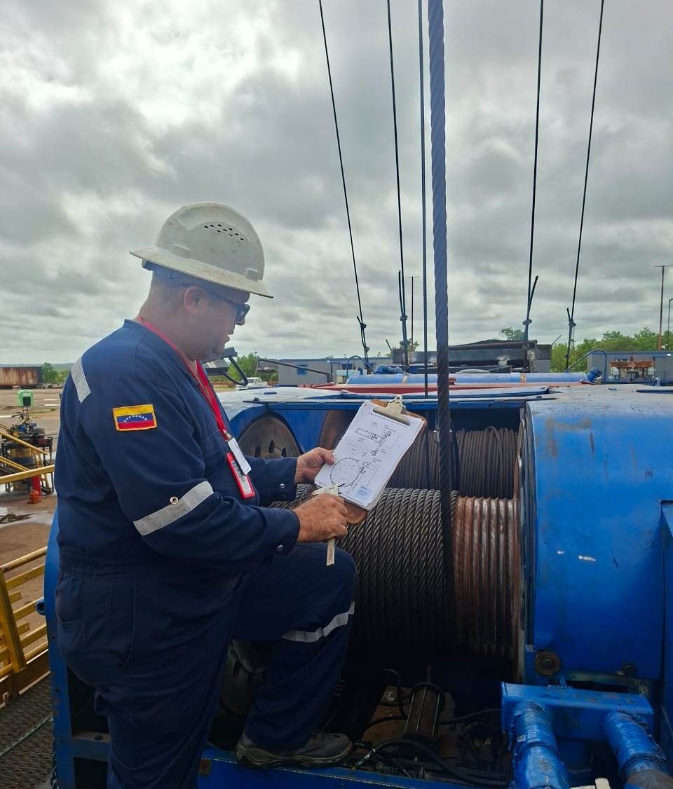 Inspector de Farfar con su planilla frente al malacate