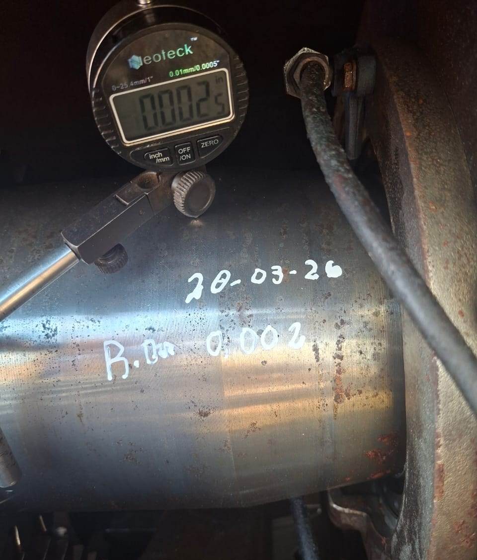 Reloj comparador midiendo un eje pulido