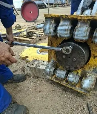 Técnico ajustando con llave la tapa central del swivel