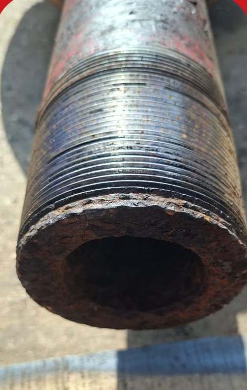 Rosca del swivel con óxido y la boca dañada, antes de rectificar