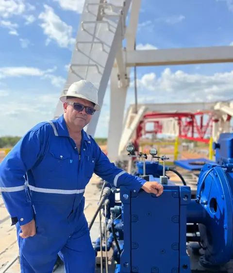 Técnico de Farfar junto a un reductor