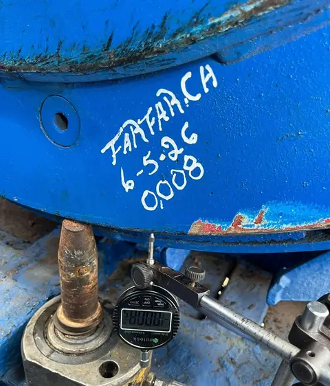 Reloj comparador sobre el eje, con la medida marcada