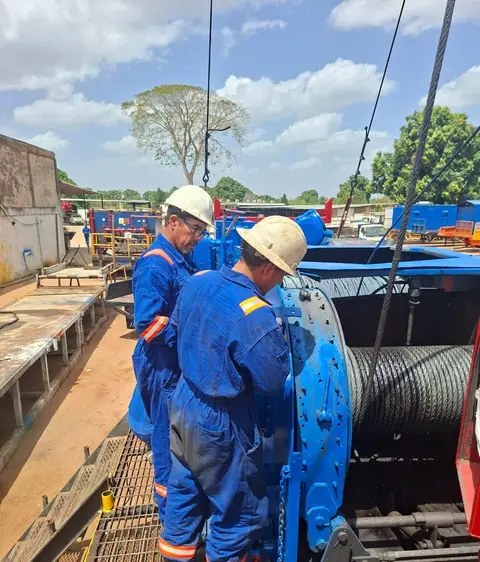 Dos técnicos junto al tambor con su cable