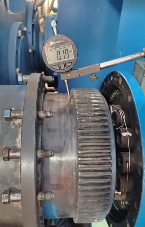 Reloj comparador sobre un acople dentado