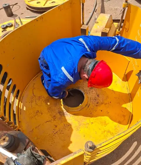 Técnico revisando un cubo dentro del protector