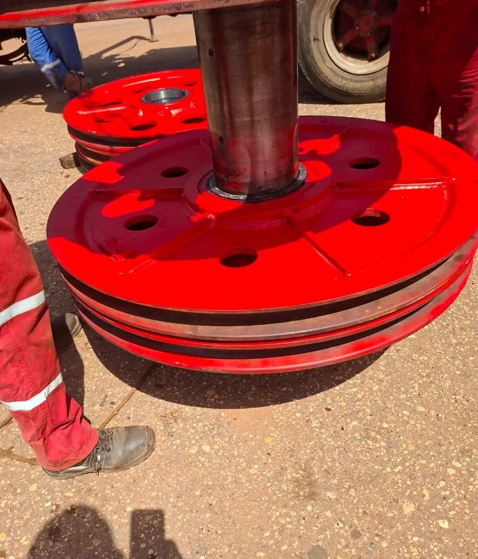 Poleas del bloque corona recién pintadas, con su eje
