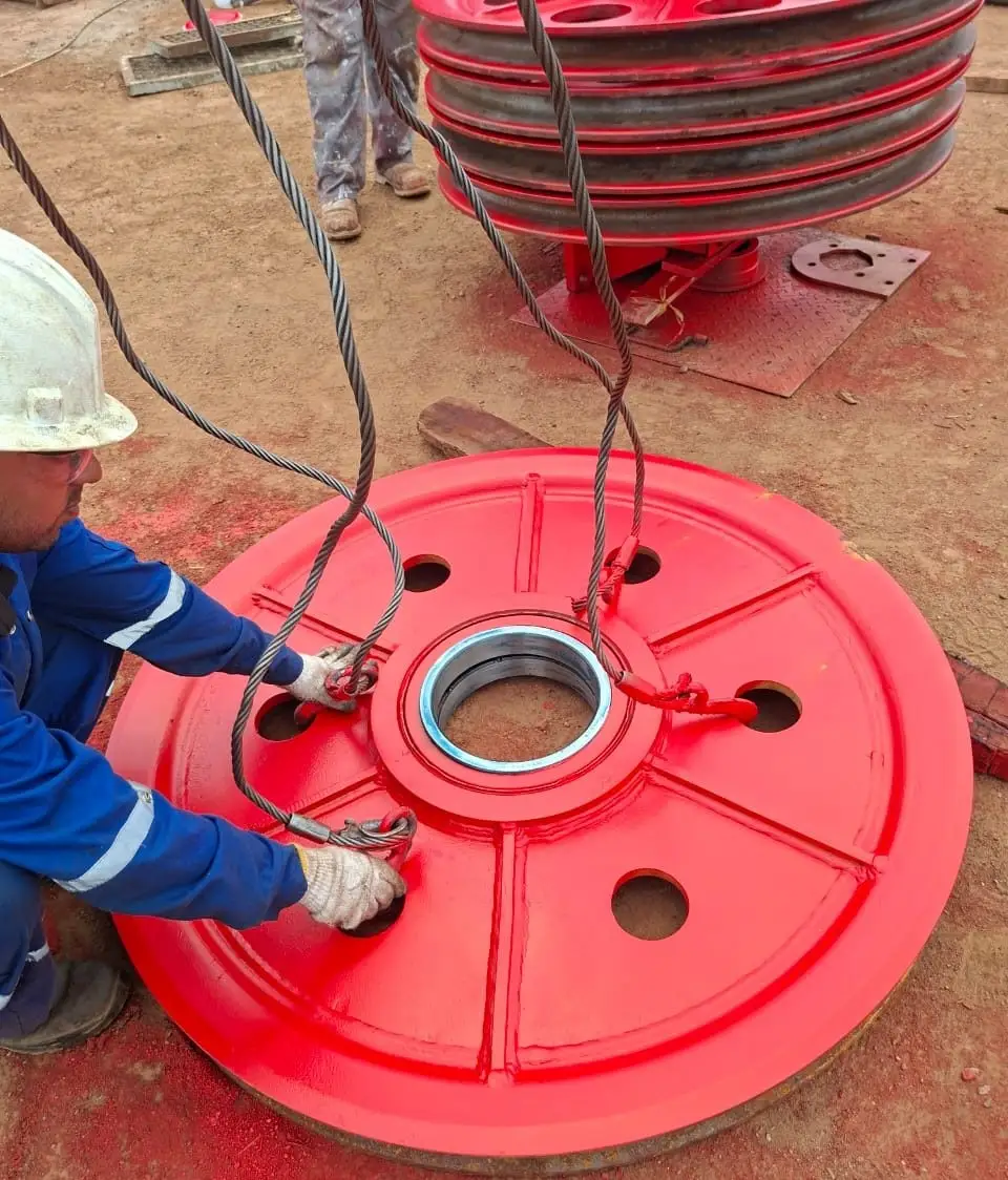 Técnico enganchando una polea del bloque corona para el izaje