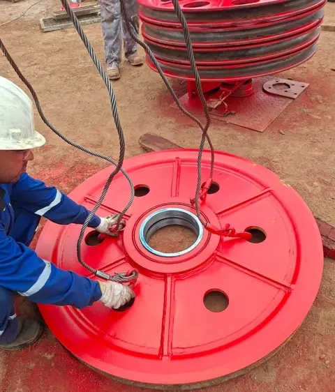 Técnico enganchando una polea para el izaje