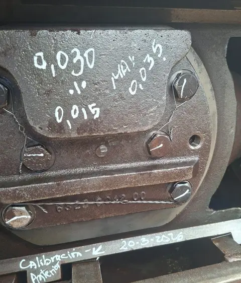 Tapa de cojinete con su calibración anotada