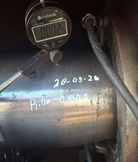 Reloj comparador en 0,002 sobre un eje pulido
