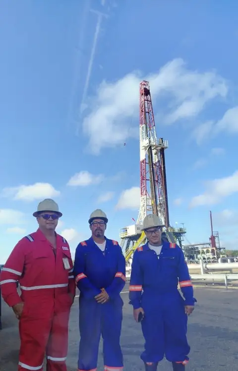 Tres técnicos de Farfar con el taladro al fondo