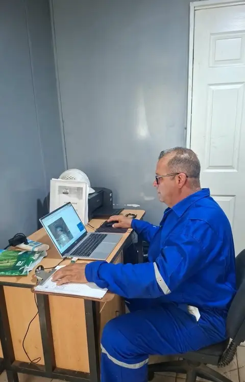 Ingeniero de Farfar trabajando en la computadora