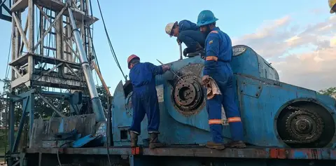 Cuadrilla sobre el malacate del camión