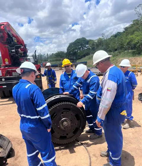 Cuadrilla alrededor del embrague del malacate