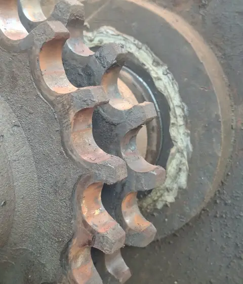 Piñón de cadena doble desgastado