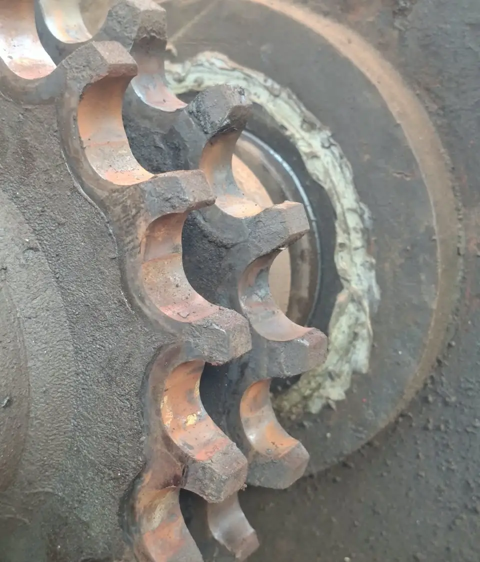 Piñón de cadena doble desgastado