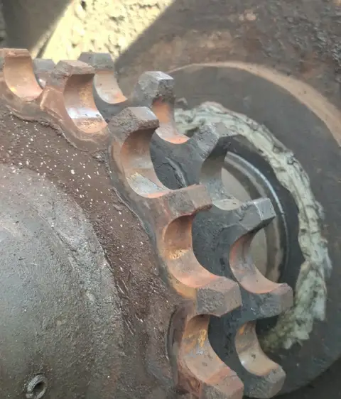 Piñón de cadena doble desgastado, otro ángulo