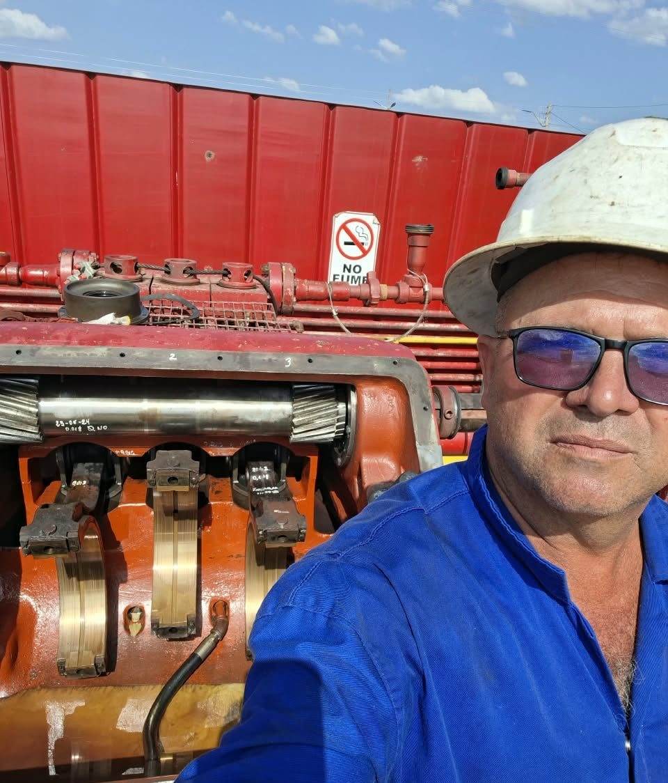 José Leotaud, presidente de Farfar C.A., junto a una bomba de lodo abierta