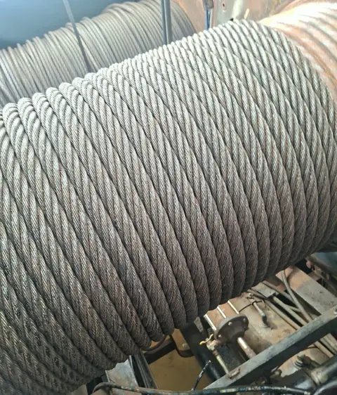 Cable de acero enrollado en el tambor