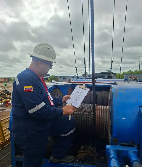 Inspector con su planilla revisando el malacate