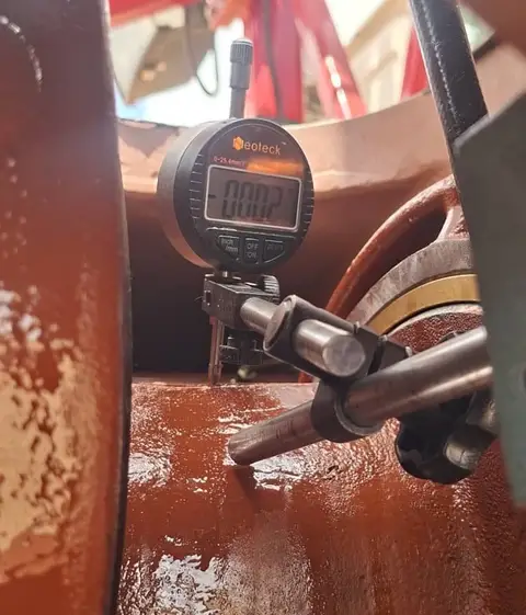 Reloj comparador sobre un eje