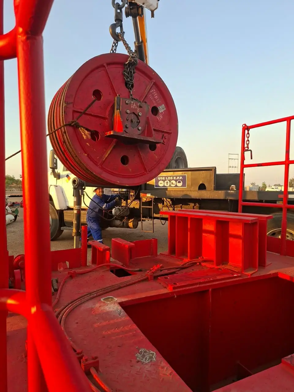 Bloque de poleas izado con grúa para su instalación
