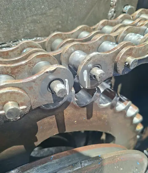 Cadena sobre su sprocket, pasadores marcados